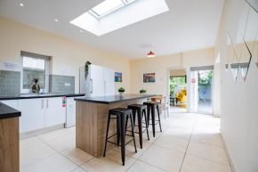 LARGE Modern House, Sleeps 17 with Parking